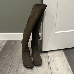 Steven Madden size 6 (36) high boot. Used but in good condition. Zippers work.